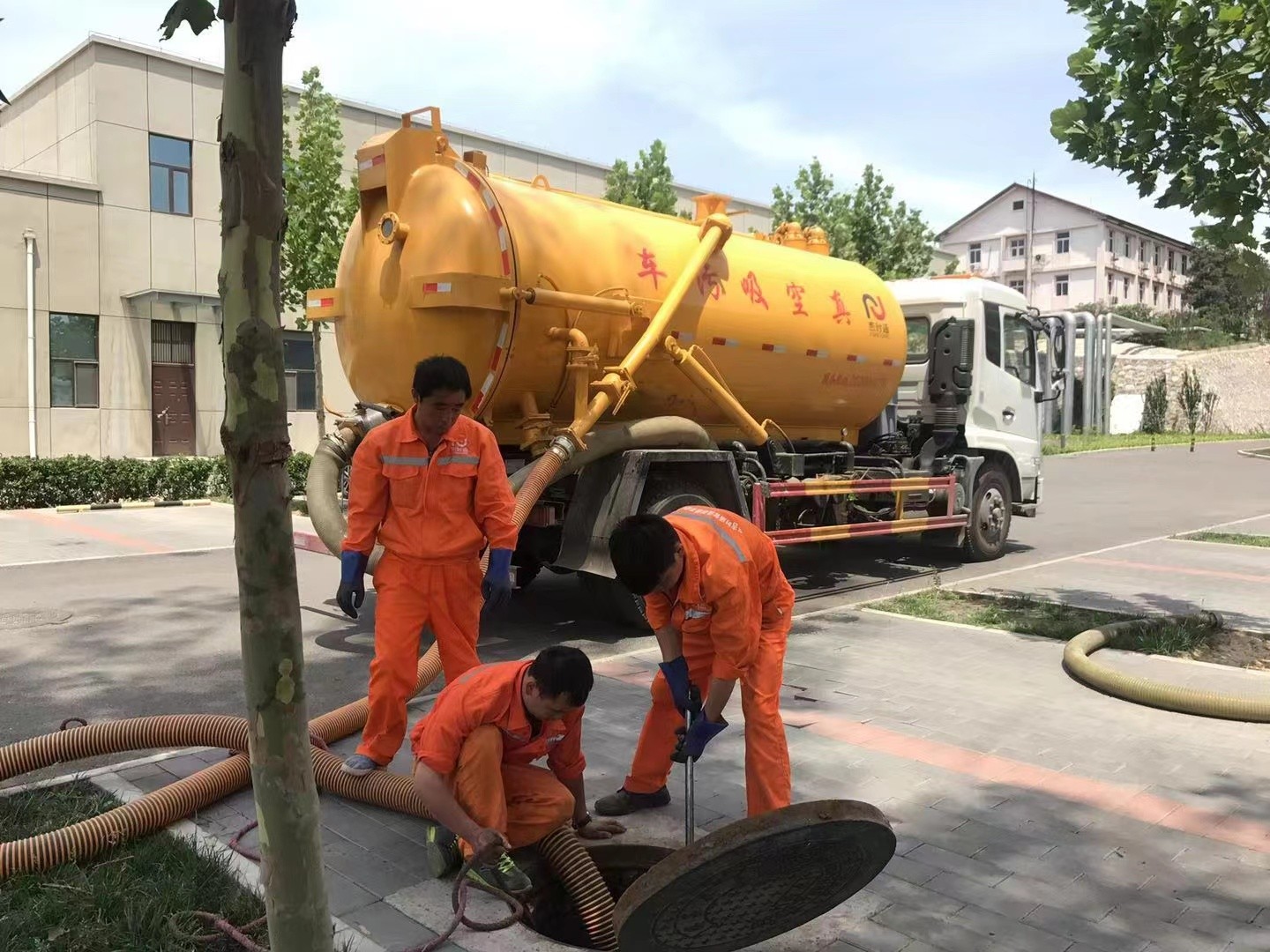 三道镇管道疏通车停在窨井附近