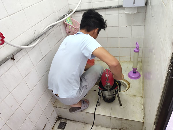 三道镇管道堵塞冒臭气 专业师傅现场解决问题