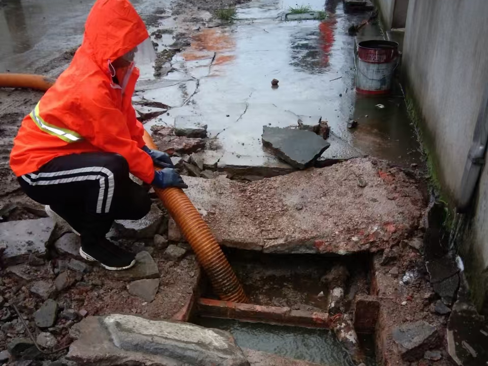 三道镇专业清理污水池 炜誉市政以规范流程守护城市 “肠道”